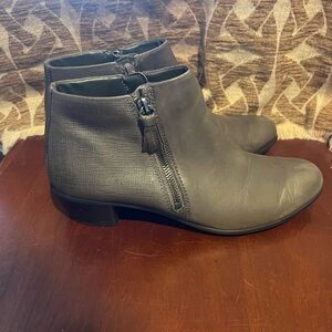 Ladies Ecco low leather boots